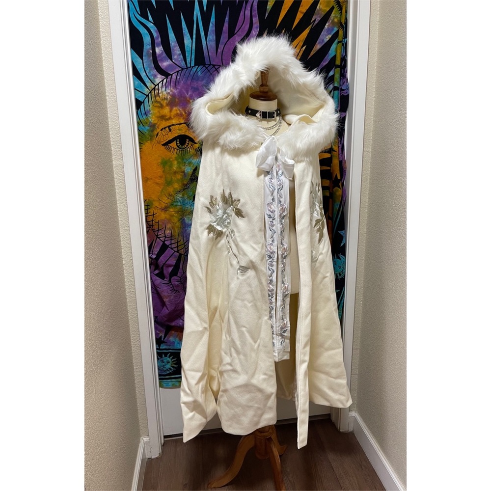 🌈 Gorgeous fur embroidered flowers cape - Picture 8 of 8